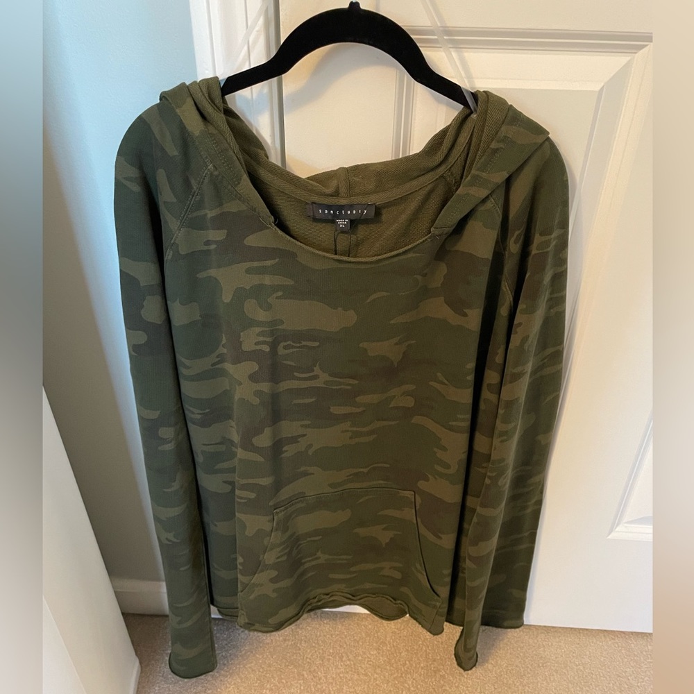 069. NWT by Sanctuary Long Sleeves Camo Hoodie with Kangaroo Pockets, Size XL